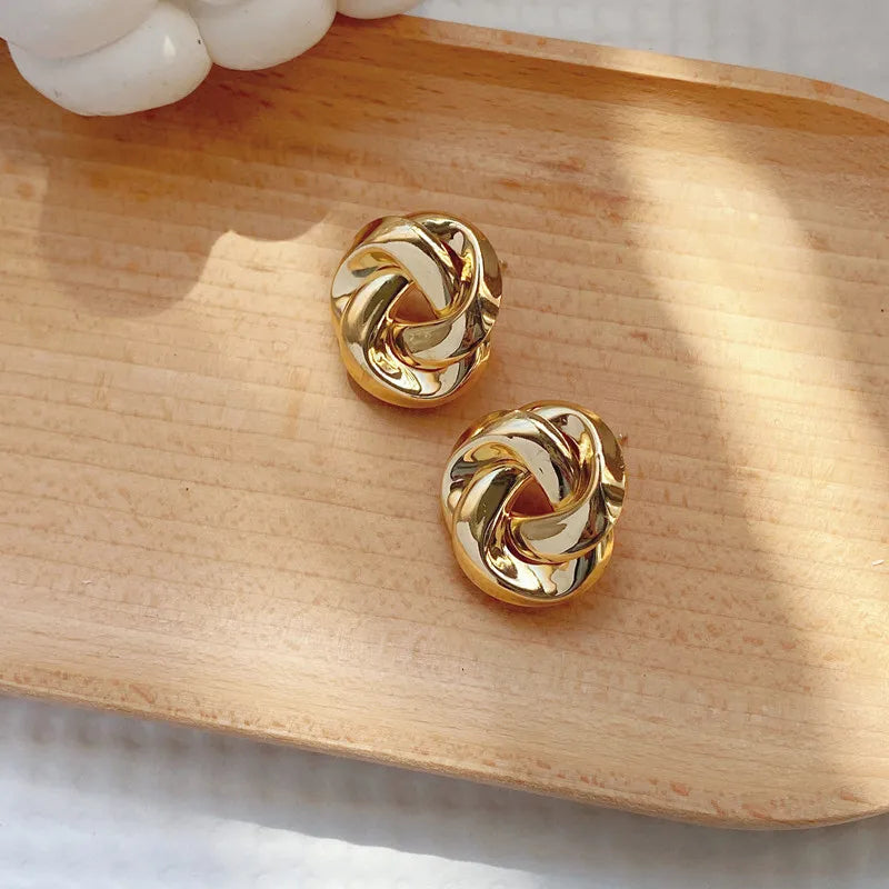 Geometry Twists Golden Stud