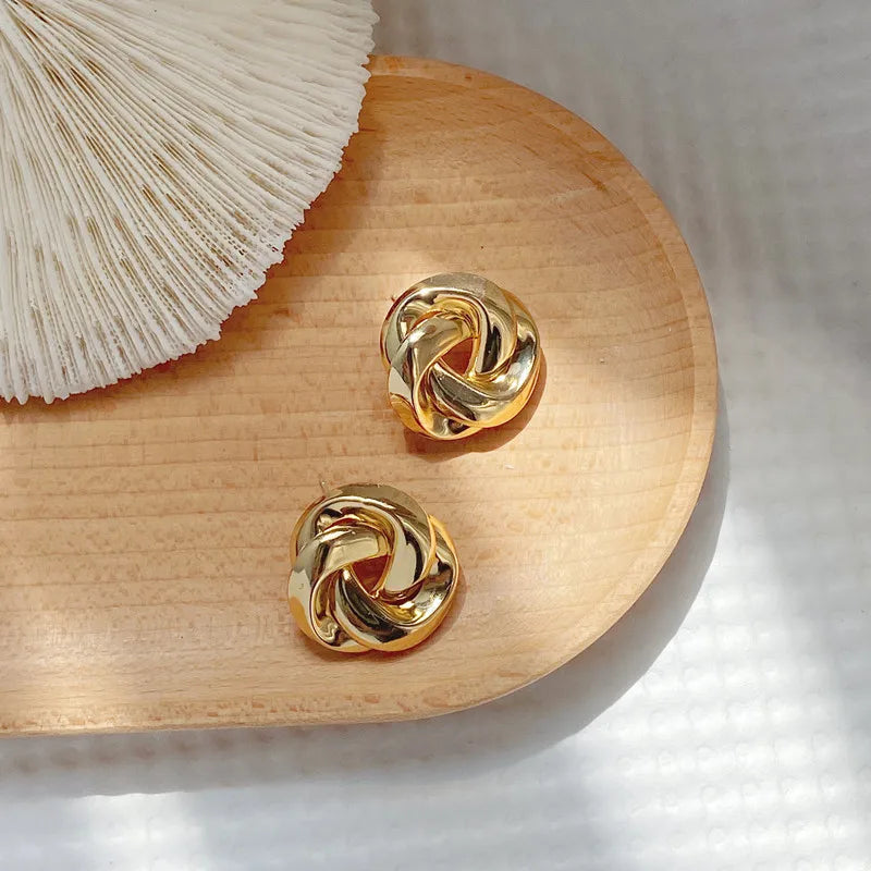 Geometry Twists Golden Stud