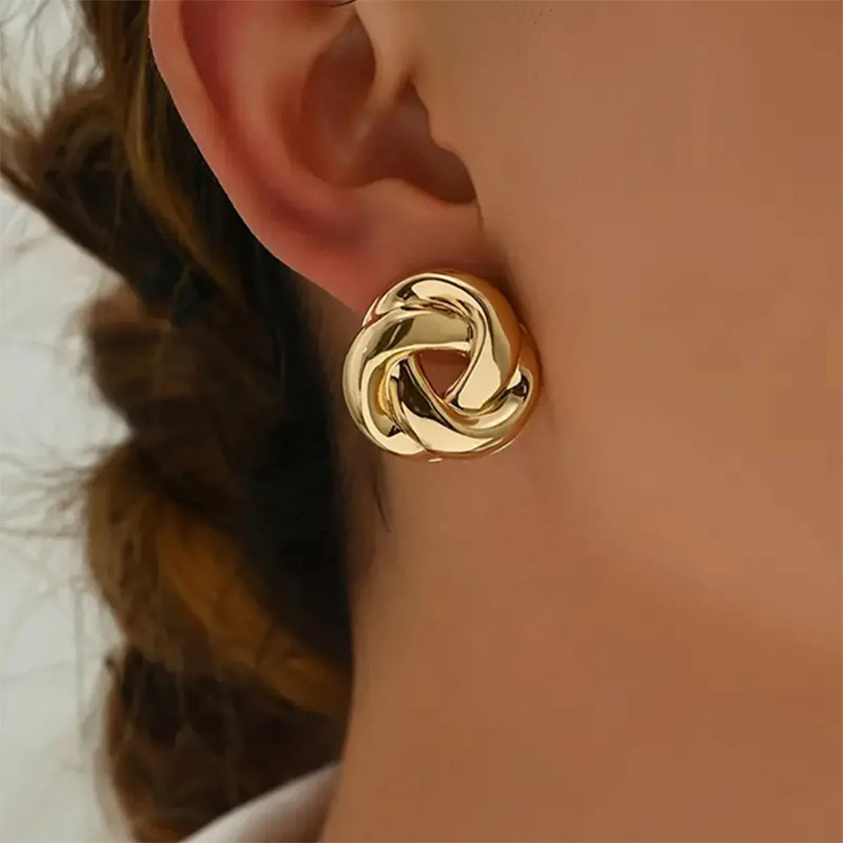 Geometry Twists Golden Stud