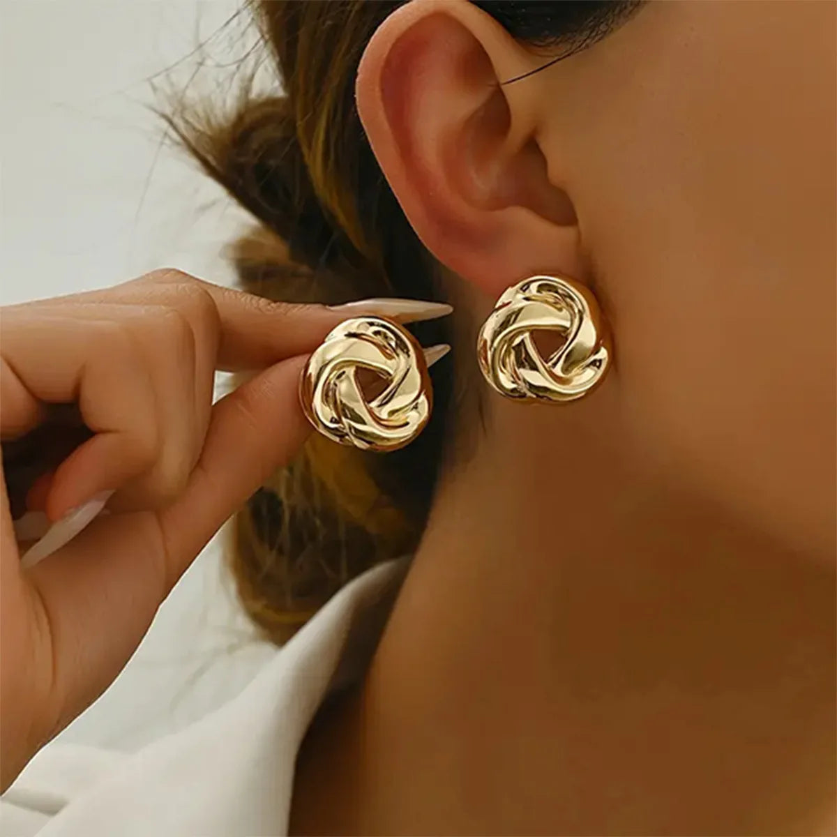 Geometry Twists Golden Stud